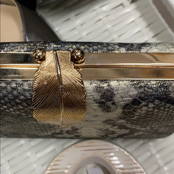 💥🔥🔥NWT print/ gold shimmer hard case clutch - Picture 3 of 5